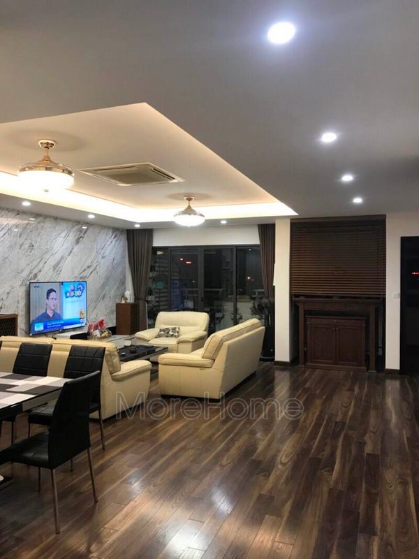 Sản phẩm thi công bàn thờ, tủ thờ gia tiên bằng gỗ tự nhiên thực tế tại căn hộ chung cư Thăng Long Number One Hà Nội.

